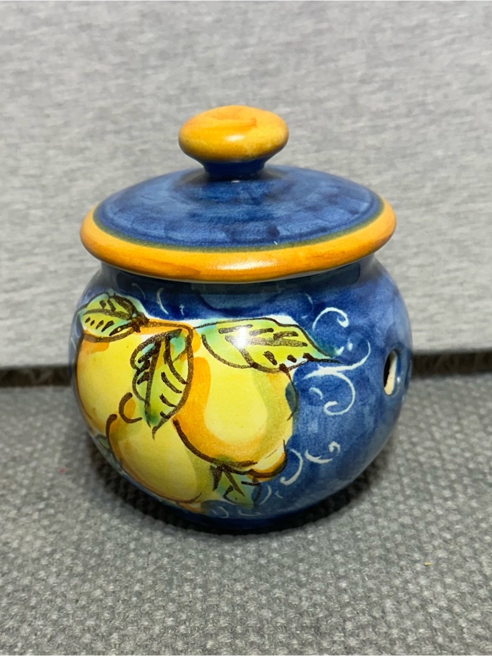 Home Art ceramic garlic/onion bowl Hand painted Limoni Blu style